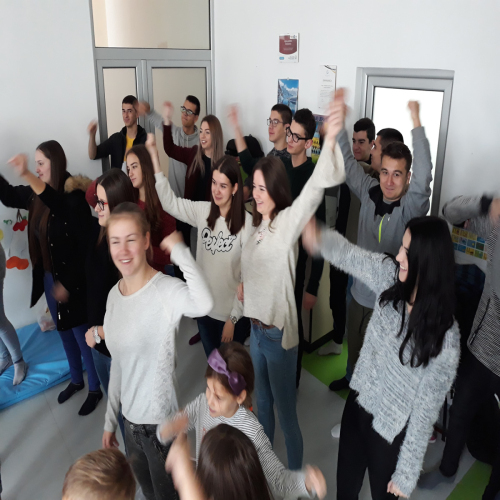 volonteri-medicinske-skole-s djecom-kutka-01